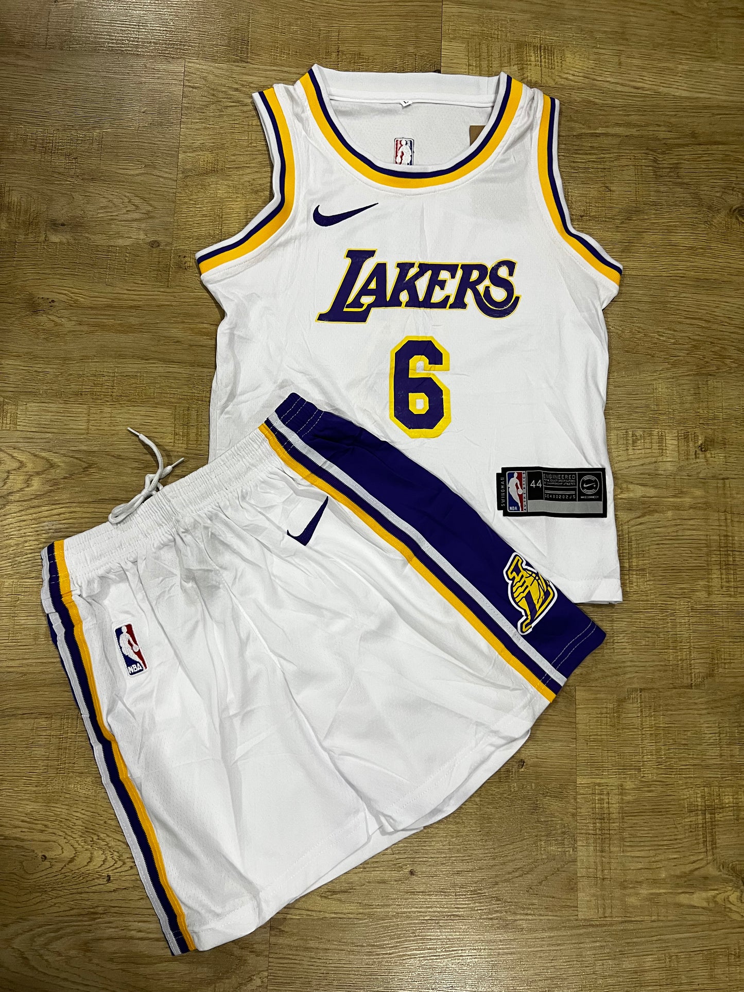 Uniforme Adulto Lakers Blanco #6 – (Calidad Triple A) 🏀⚪