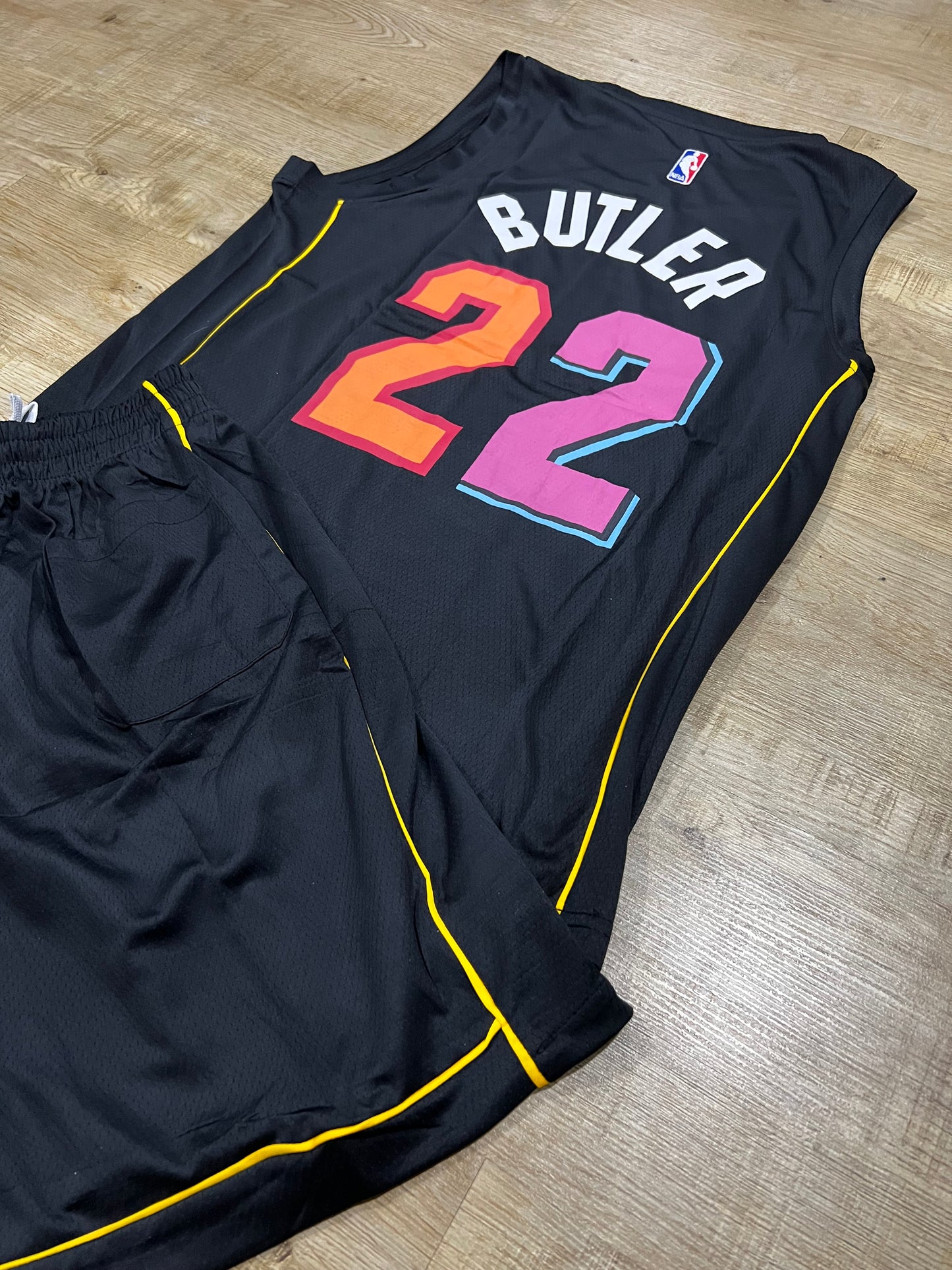 Uniforme Adulto Miami Negro #22 – (Calidad Triple A) 🏀⚫