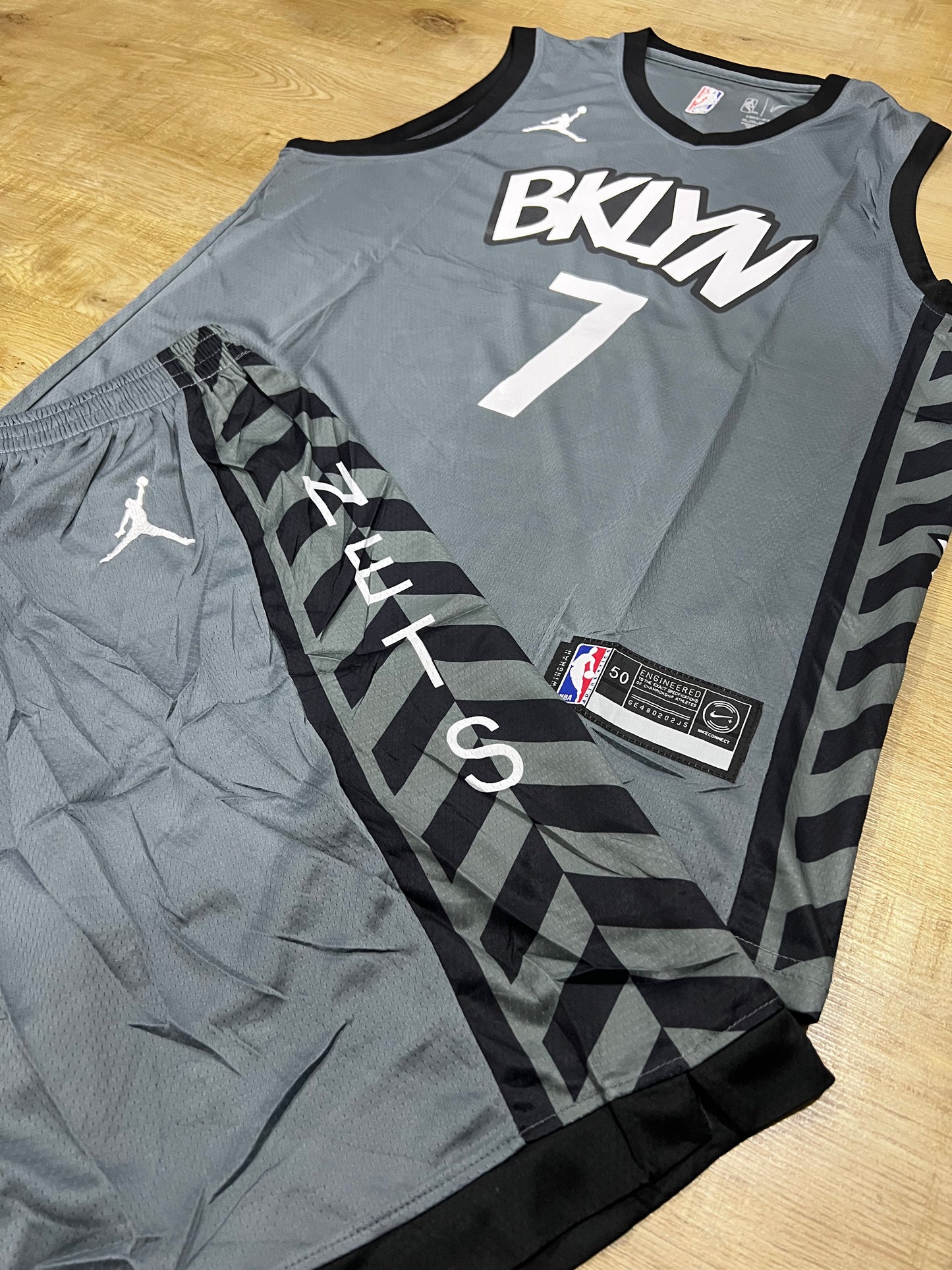 Uniforme Adulto Brooklyn Gris #7 – (Calidad Triple A) 🏀🌫️