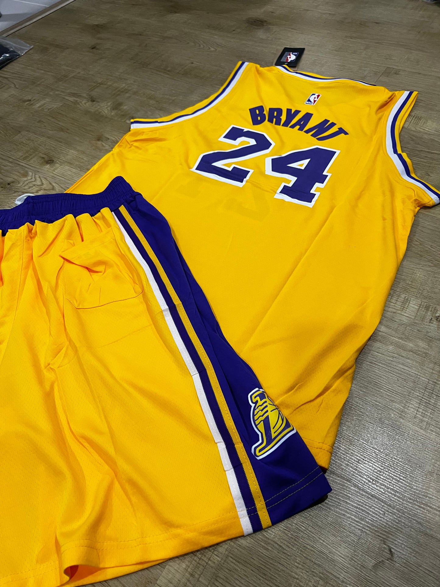 Uniforme Adulto Lakers Amarillo #24 – (Calidad Triple A) 🏀💛