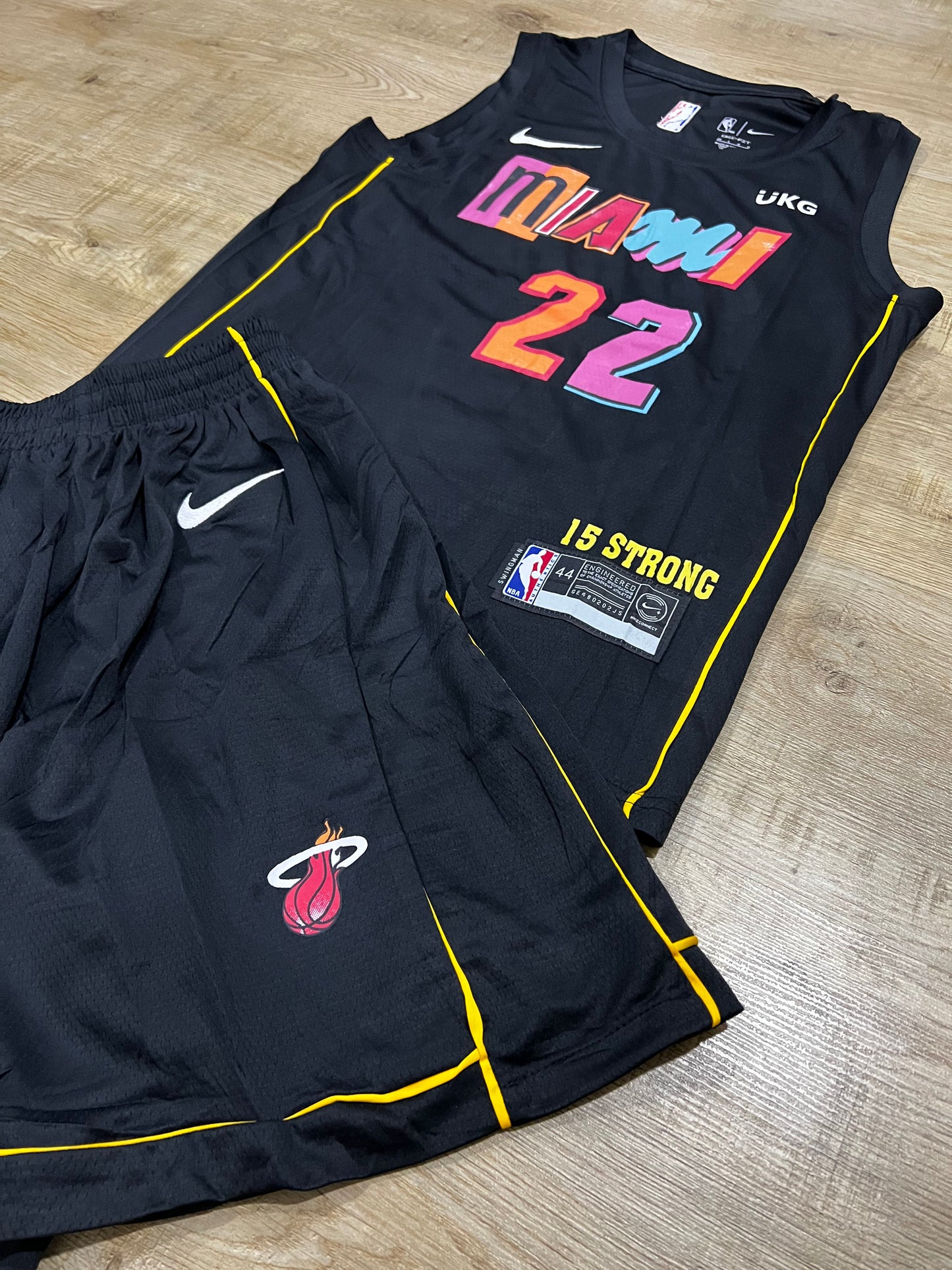 Uniforme Adulto Miami Negro #22 – (Calidad Triple A) 🏀⚫