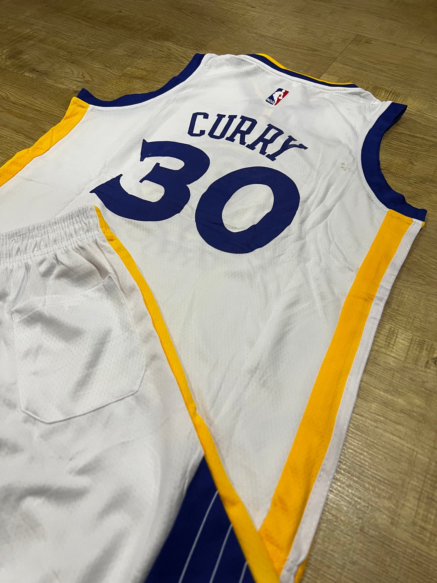 Uniforme Niño Warriors Blanco – (Calidad Triple A) 🏀⚪