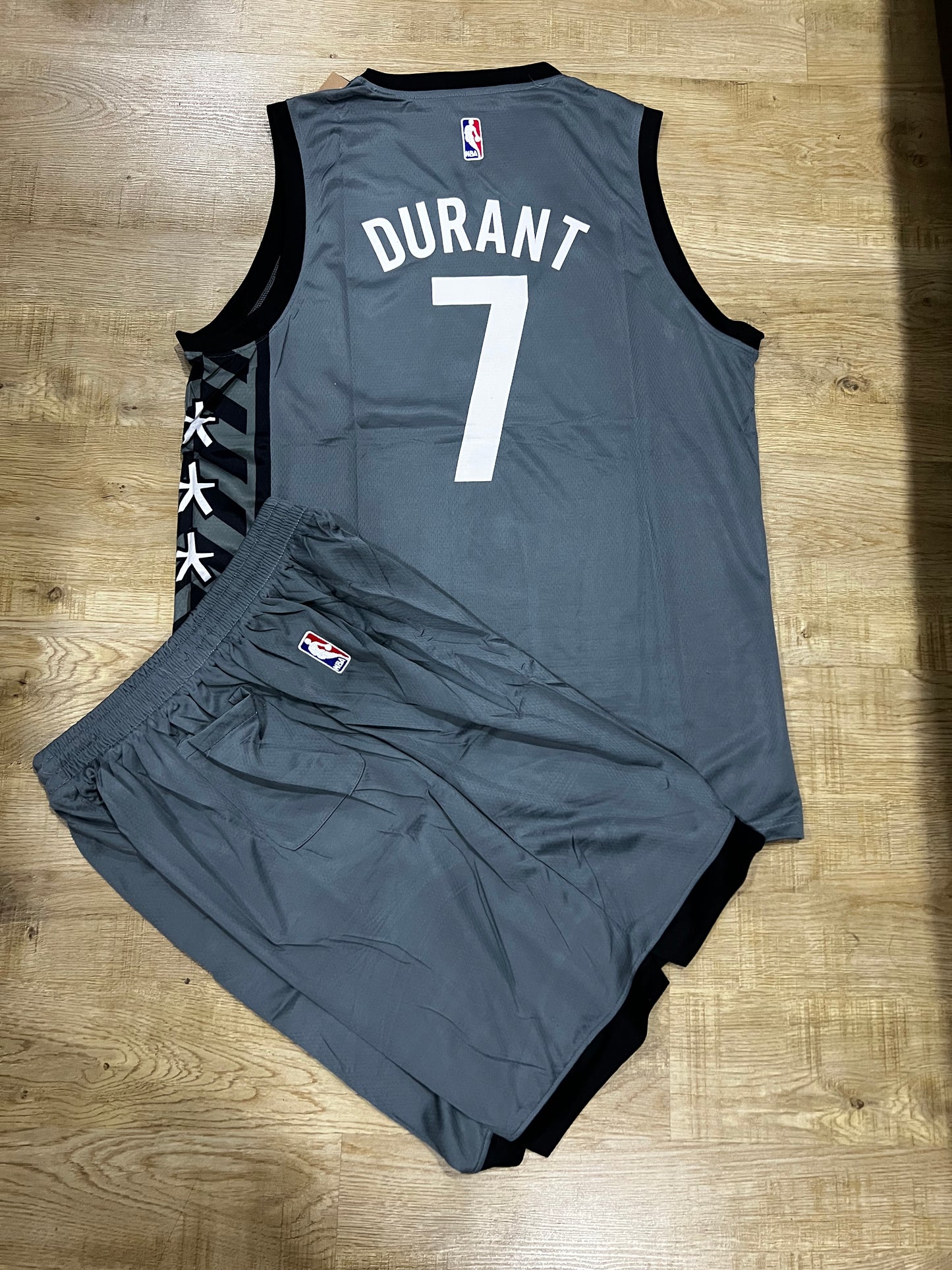 Uniforme Adulto Brooklyn Gris #7 – (Calidad Triple A) 🏀🌫️