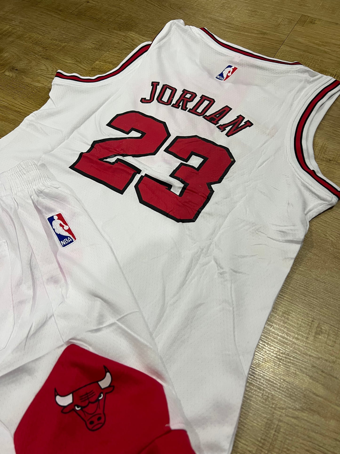 Uniforme Niño Chicago Bulls Blanco #23 – (Calidad Triple A) 🏀⚪