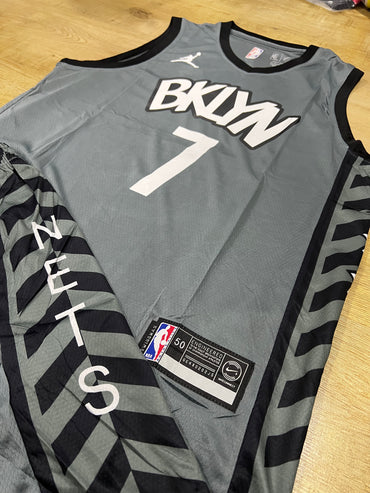 Uniforme Adulto Brooklyn Gris #7 – (Calidad Triple A) 🏀🌫️