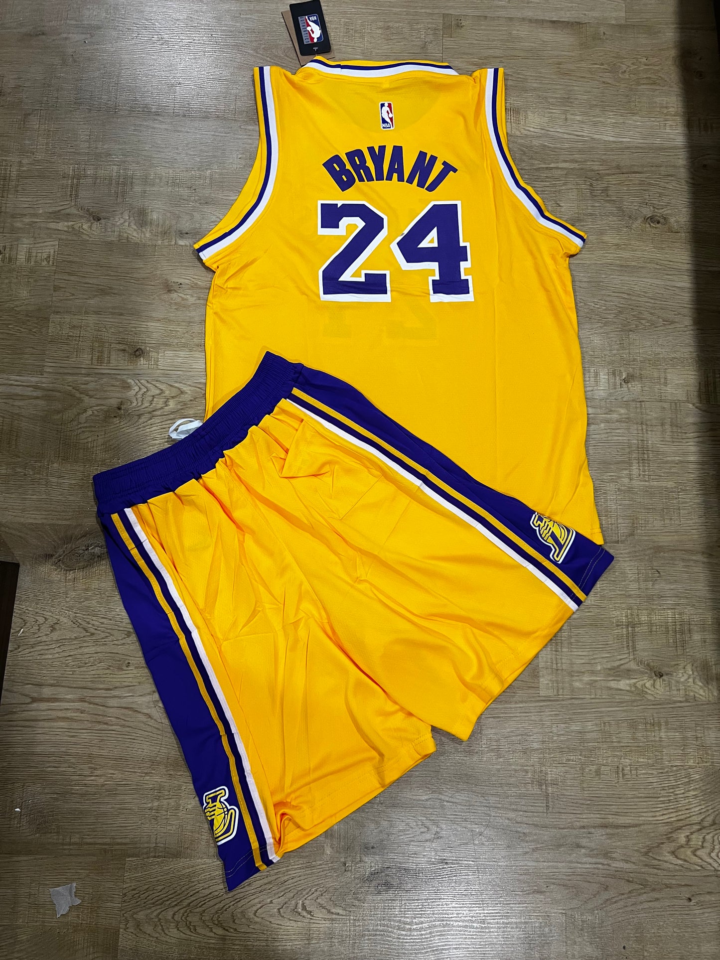 Uniforme Adulto Lakers Amarillo #24 – (Calidad Triple A) 🏀💛