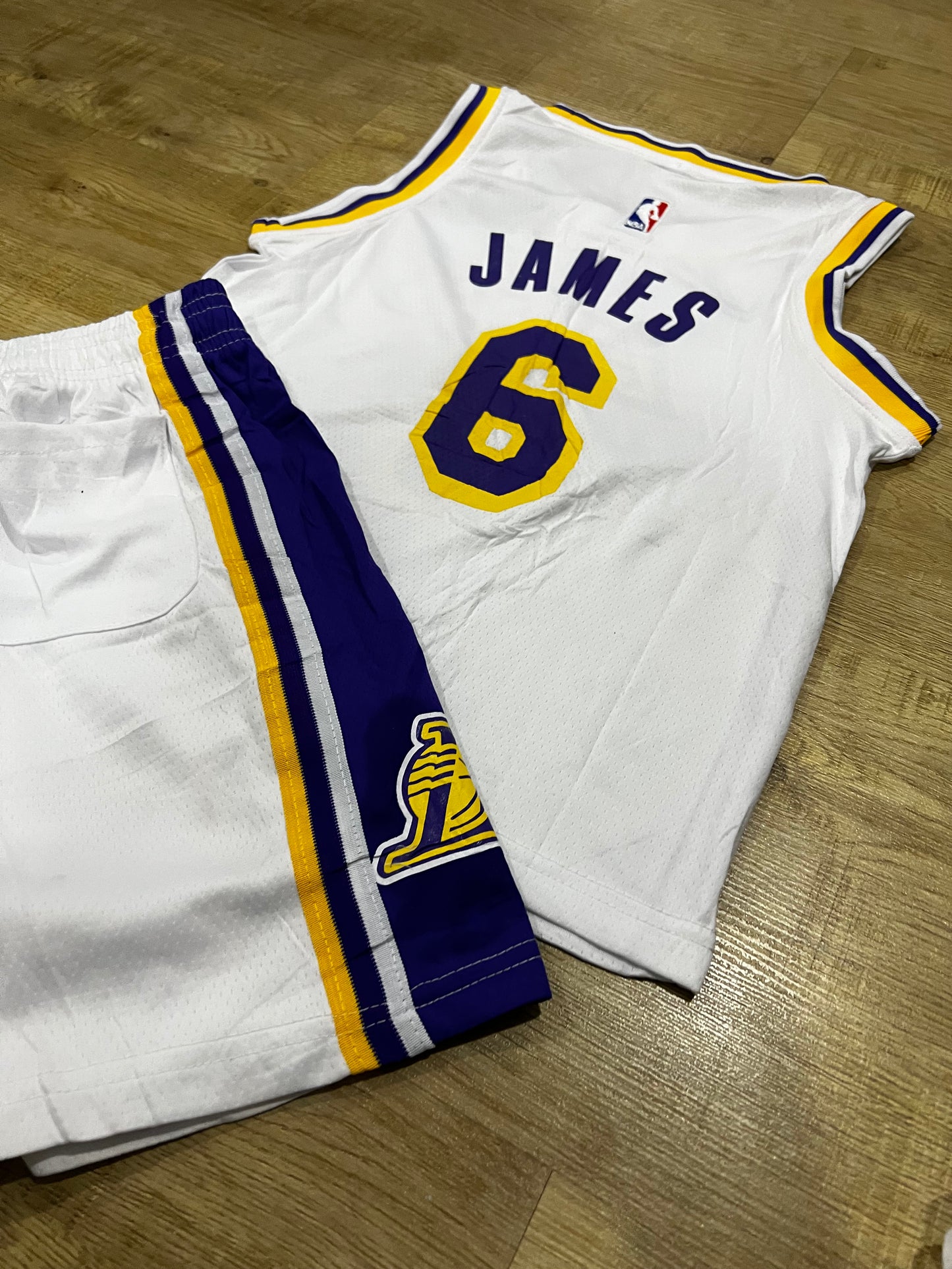 Uniforme Adulto Lakers Blanco #6 – (Calidad Triple A) 🏀⚪