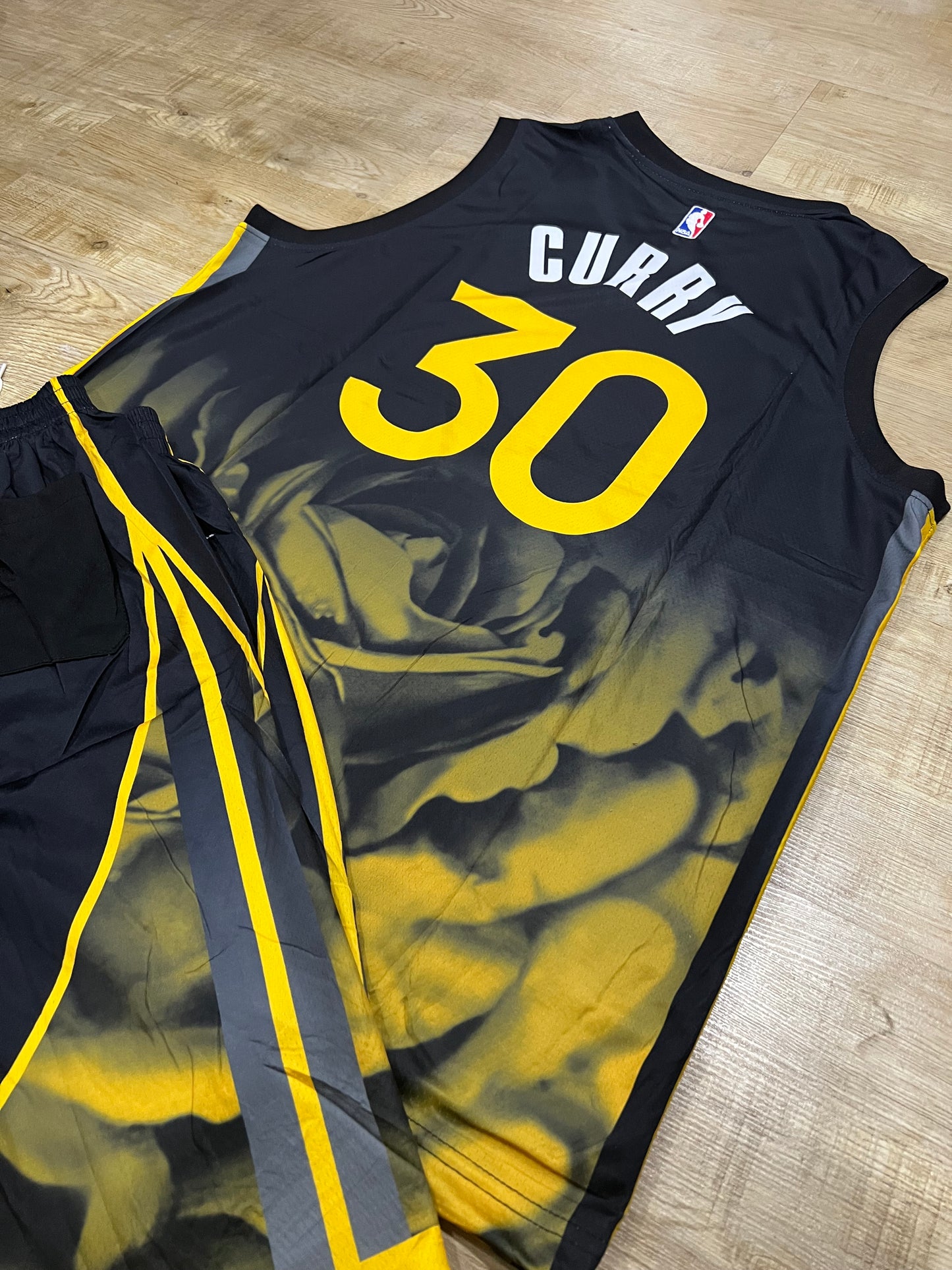 Uniforme Adulto Warriors #30 Negro/Amarillo – (Calidad Triple A) 🏀🖤💛