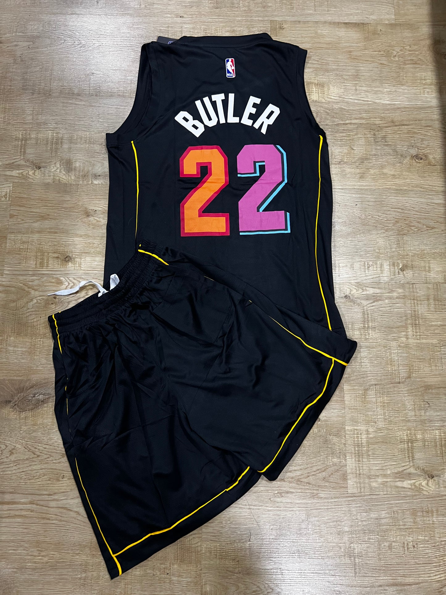 Uniforme Adulto Miami Negro #22 – (Calidad Triple A) 🏀⚫