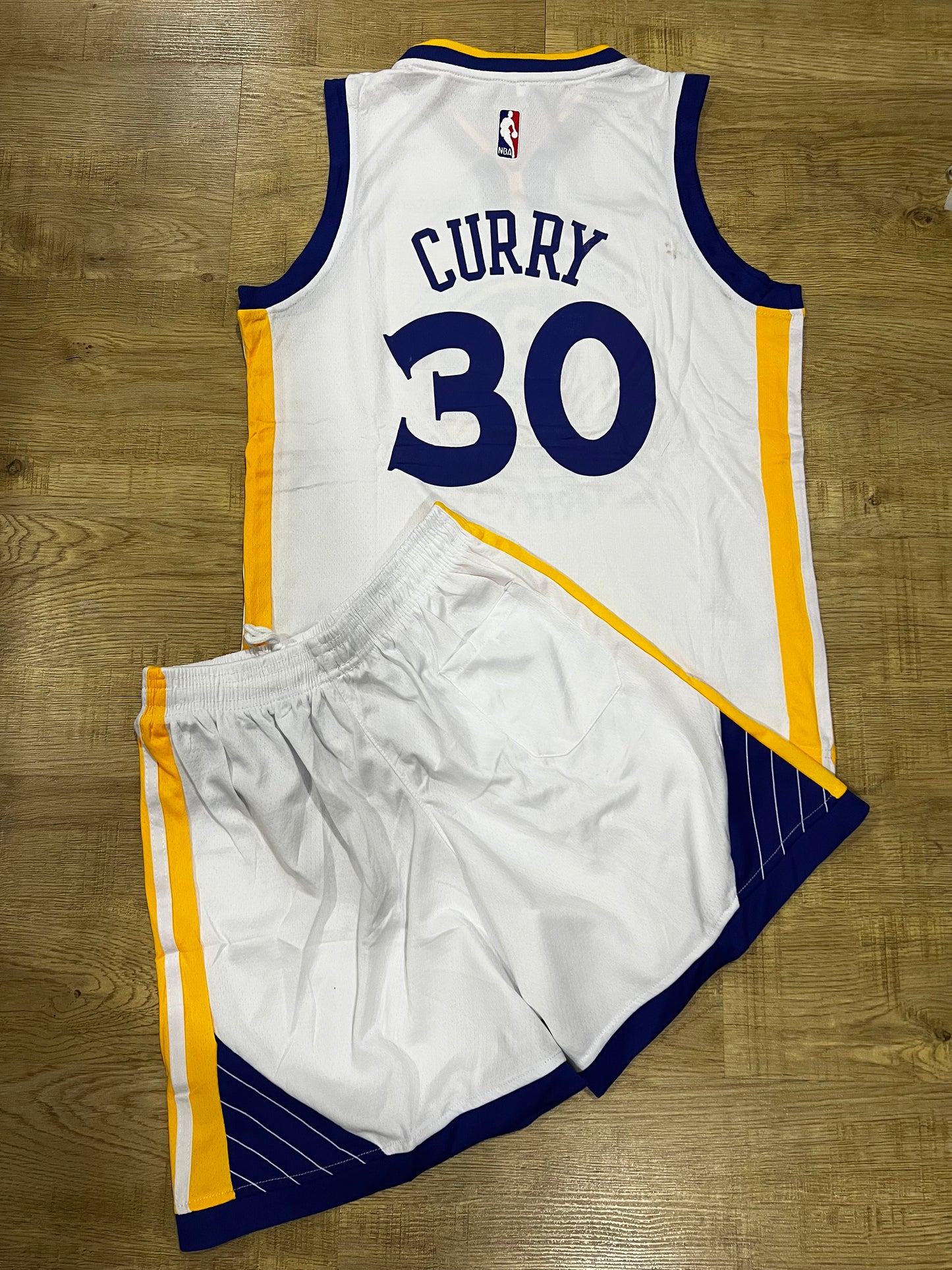 Uniforme Niño Warriors Blanco – (Calidad Triple A) 🏀⚪