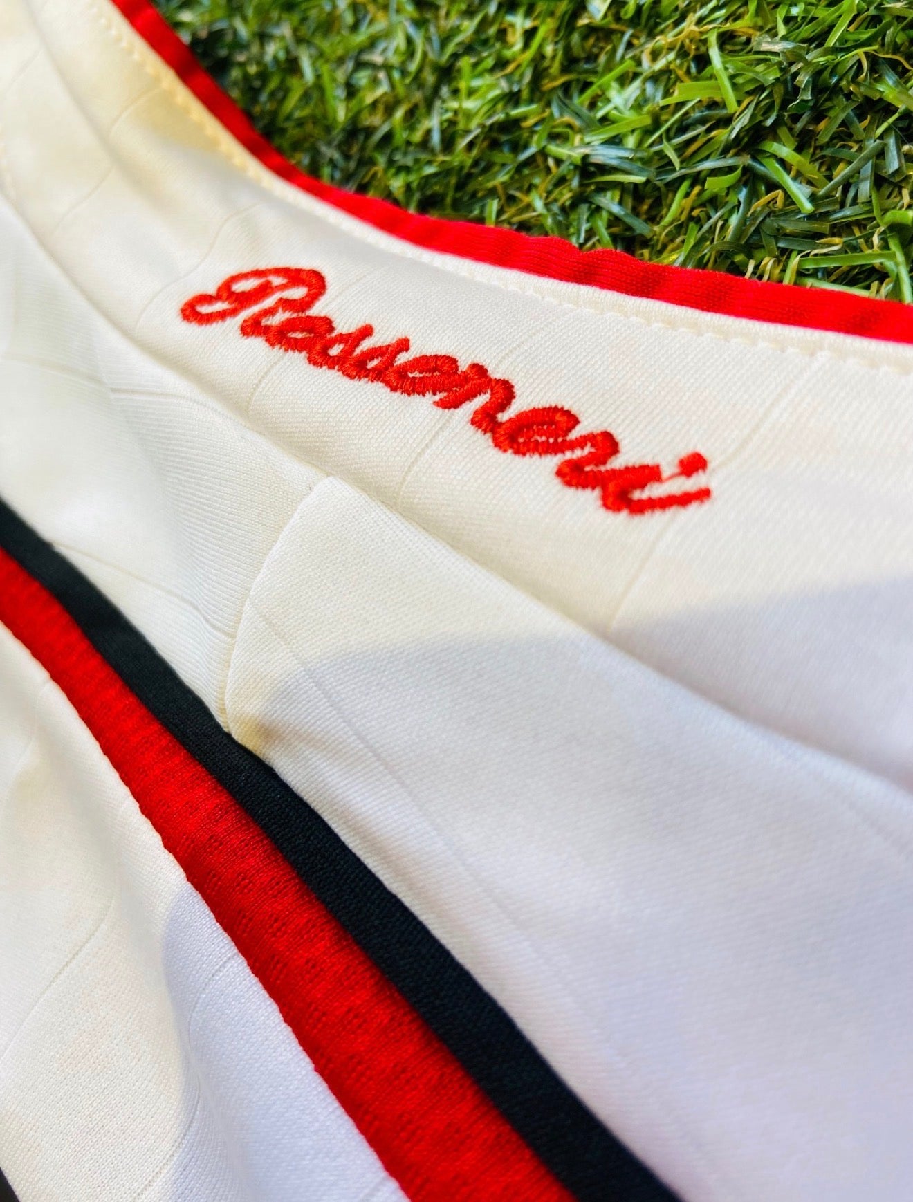 Camiseta AC Milan Retro Blanca – (Calidad 1.1) ⚪🔴⚫✨