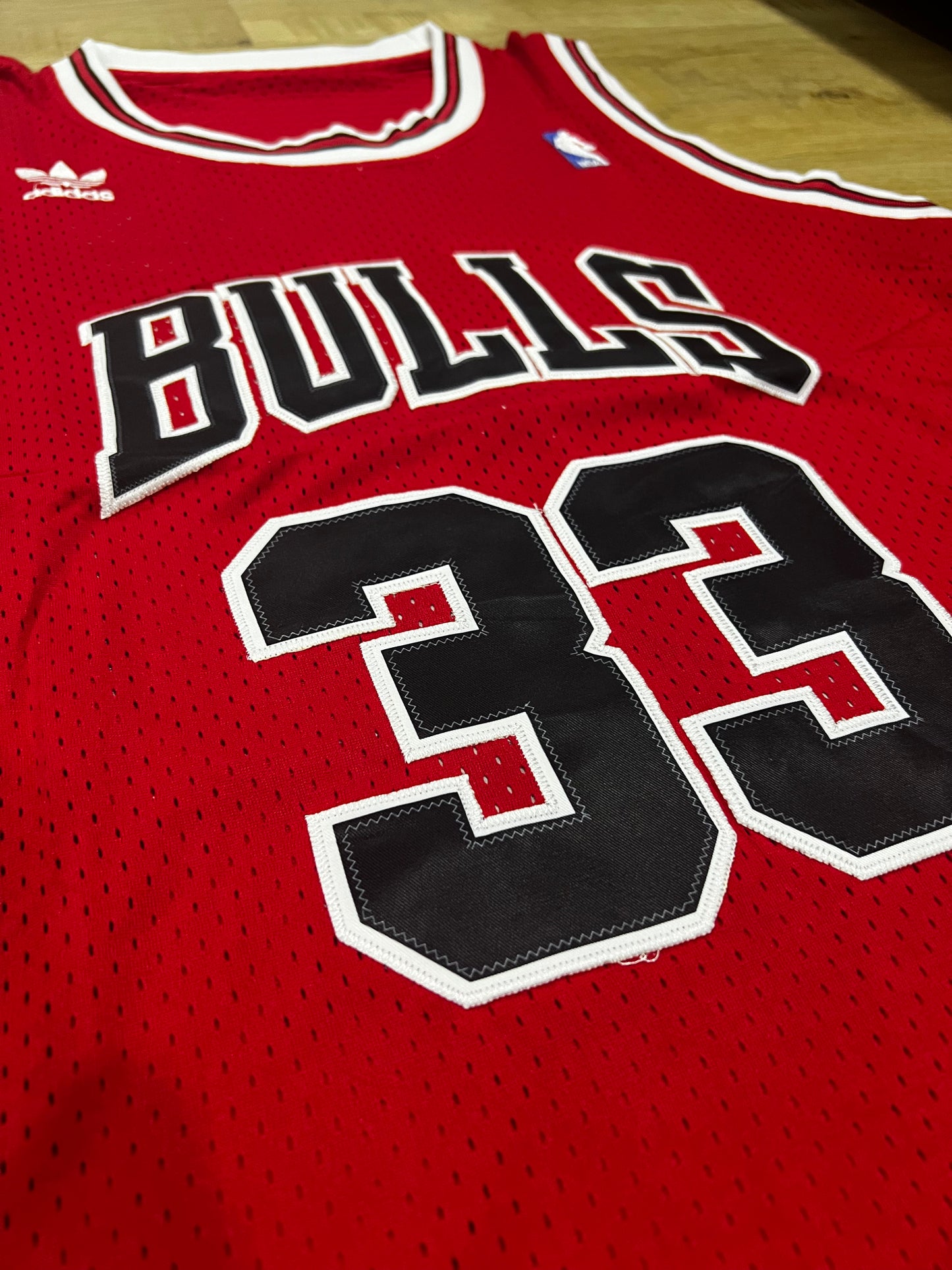 Jersey Bulls #33 – (Calidad 1.1) 🏀🔴