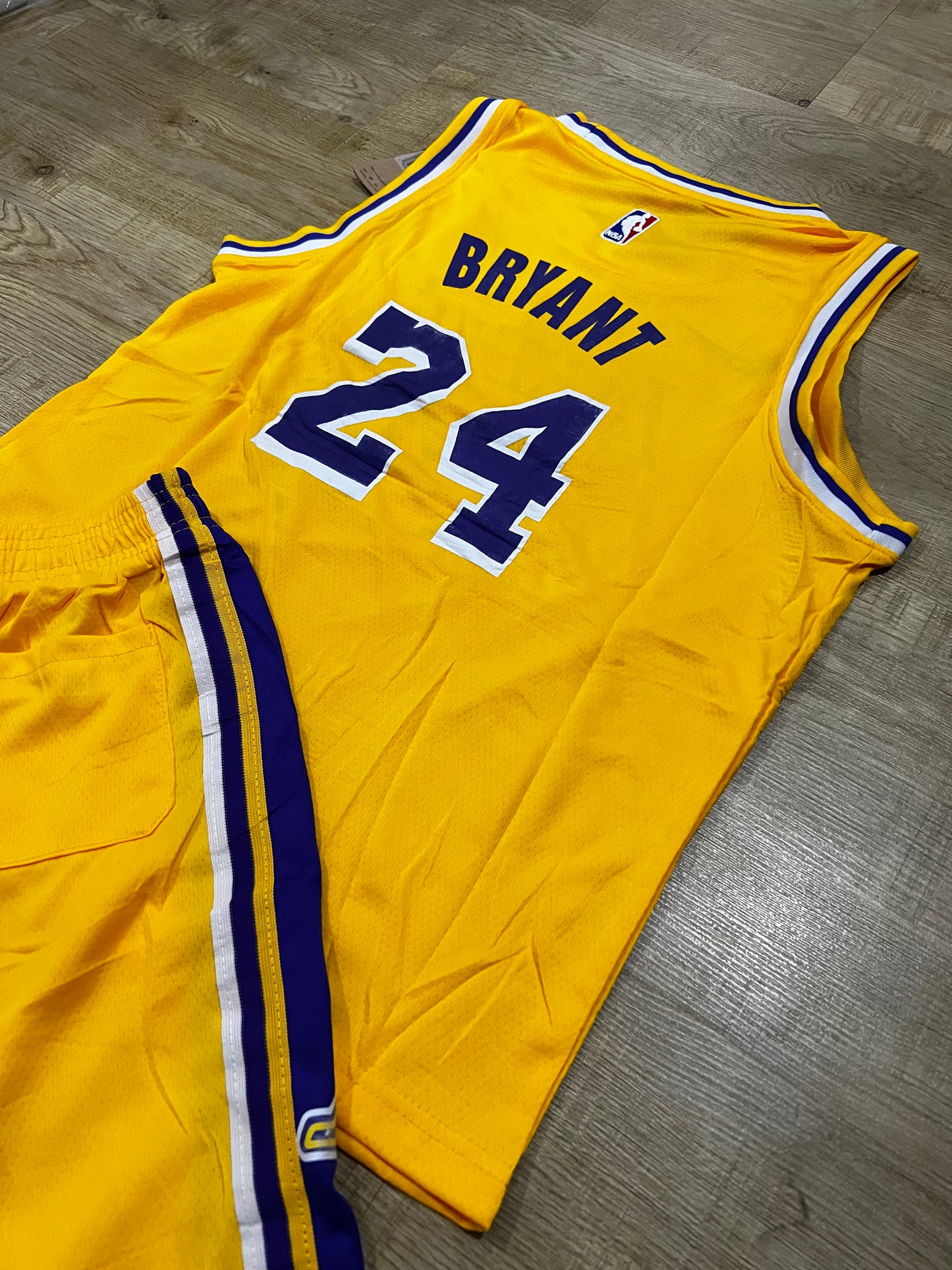 Uniforme Niño Lakers Amarillo #24 – (Calidad Triple A) 🏀💛